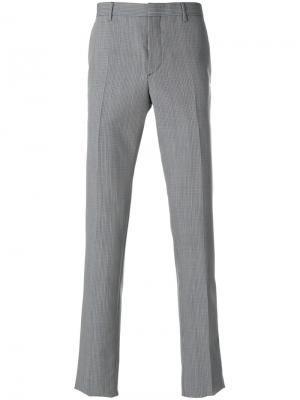 Укороеченные классические брюки Prada. Цвет: серый