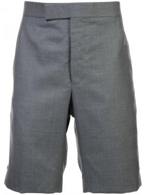 Классические шорты с ремешком сзади Thom Browne. Цвет: серый