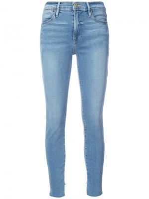 Укороченные джинсы супер скинни Frame Denim. Цвет: синий
