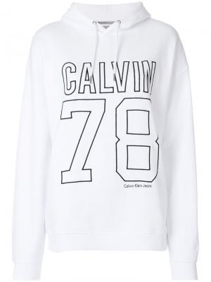 Толстовка с капюшоном и логотипом Calvin Klein Jeans. Цвет: белый