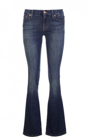 Расклешенные джинсы с потертостями и вышивкой 7 For All Mankind. Цвет: темно-синий