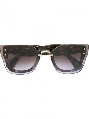 Солнцезащитные очки с массивной оправой Miu Eyewear. Цвет: серый