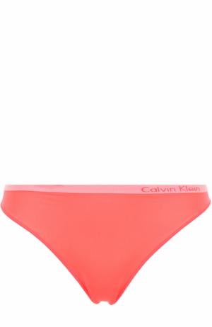 Трусы-стринги с логотипом бренда Calvin Klein Underwear. Цвет: розовый