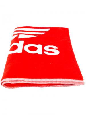 Полотенце с логотипом Adidas. Цвет: красный