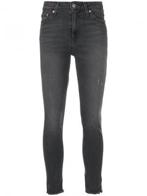 Укороченные джинсы с бахромой  Levis Levi's. Цвет: серый