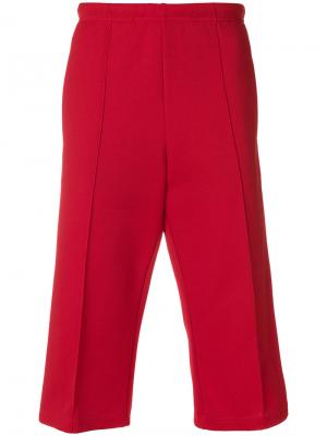 Укороченные расклешенные спортивные брюки Maison Margiela. Цвет: красный