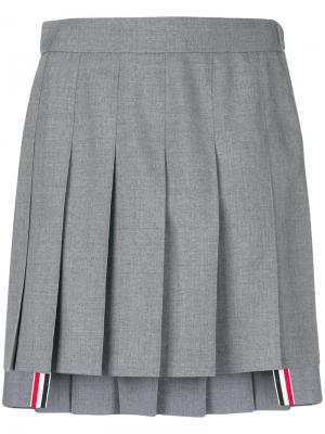 Плиссированная асимметричная мини-юбка Thom Browne. Цвет: серый