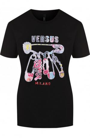 Хлопковая футболка с круглым вырезом и контрастной нашивкой Versus Versace. Цвет: разноцветный