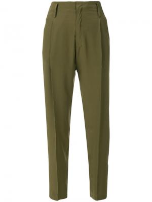 Укороченные плиссированные брюки Forte. Цвет: зелёный