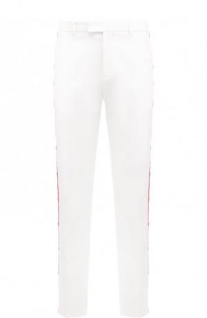 Хлопковые брюки свободного кроя с контрастными лампасами CALVIN KLEIN 205W39NYC. Цвет: белый