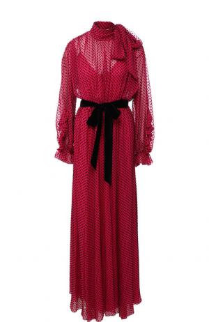 Шелковое платье-макси с контрастным поясом и воротником аскот Valentino. Цвет: фуксия