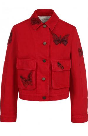 Укороченная джинсовая куртка с отделкой в виде бабочек Valentino. Цвет: красный