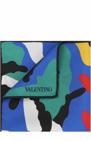 Шелковый платок с камуфляжным принтом Valentino. Цвет: разноцветный