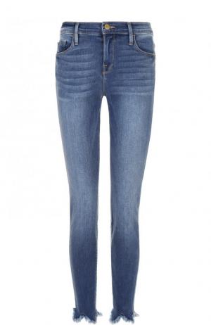 Укороченные джинсы-скинни с потертостями и бахромой Frame Denim. Цвет: синий