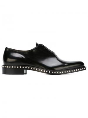 Туфли-оксфорды с заклепками Givenchy. Цвет: чёрный