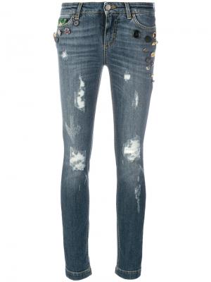 Декорированные джинсы с аппликацией и рваными деталями Dolce & Gabbana. Цвет: синий