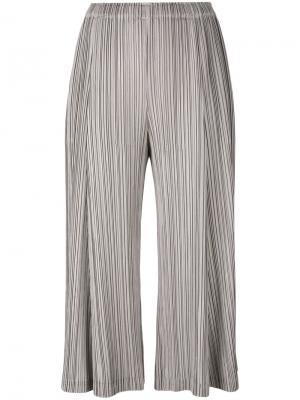 Укороченные плиссированные брюки Pleats Please By Issey Miyake. Цвет: серый