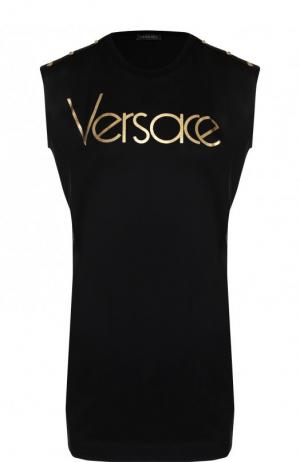 Удлиненный хлопковый топ с карманами и логотипом бренда Versace. Цвет: черный