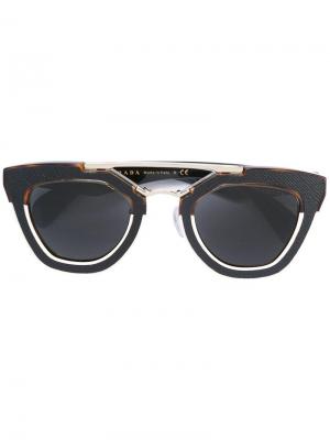Солнцезащитные очки с квадратной оправой Prada Eyewear. Цвет: чёрный