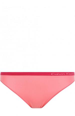 Трусы-стринги с логотипом бренда Calvin Klein Underwear. Цвет: розовый