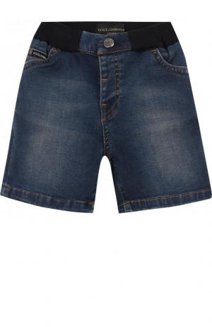 Джинсовые шорты с эластичной вставкой на поясе и аппликацией Dolce & Gabbana. Цвет: синий