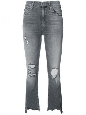 Рваные укороченные джинсы Mother. Цвет: серый