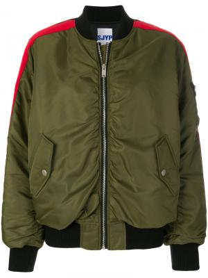 Куртка-бомбер с контрастными полосками SJYP. Цвет: зелёный